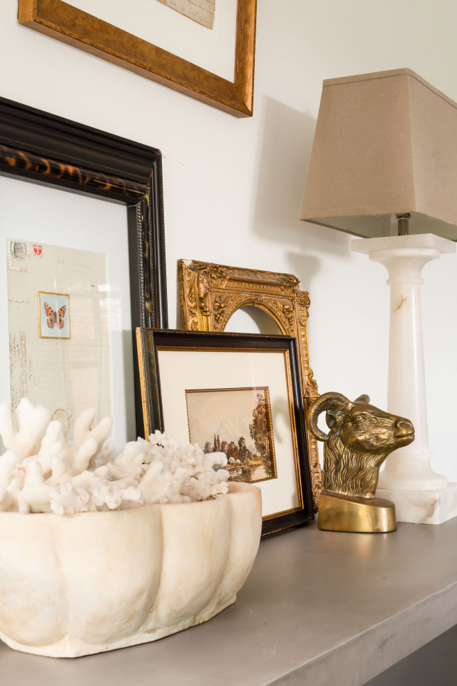 Example of a transitional home design design in Seattle