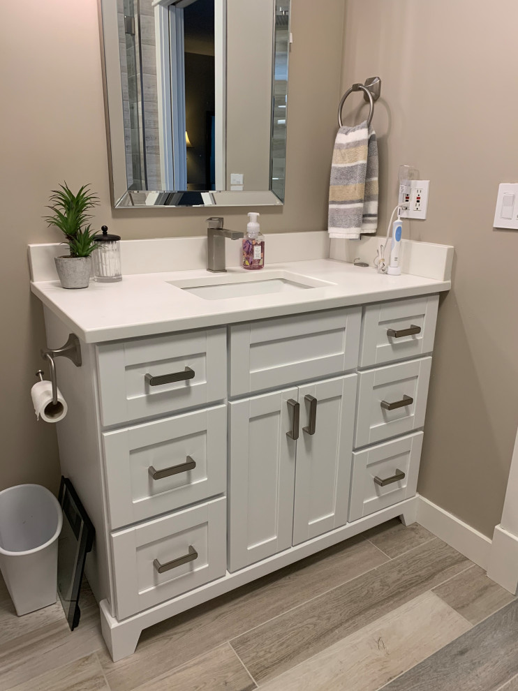 Example of a transitional home design design in Calgary