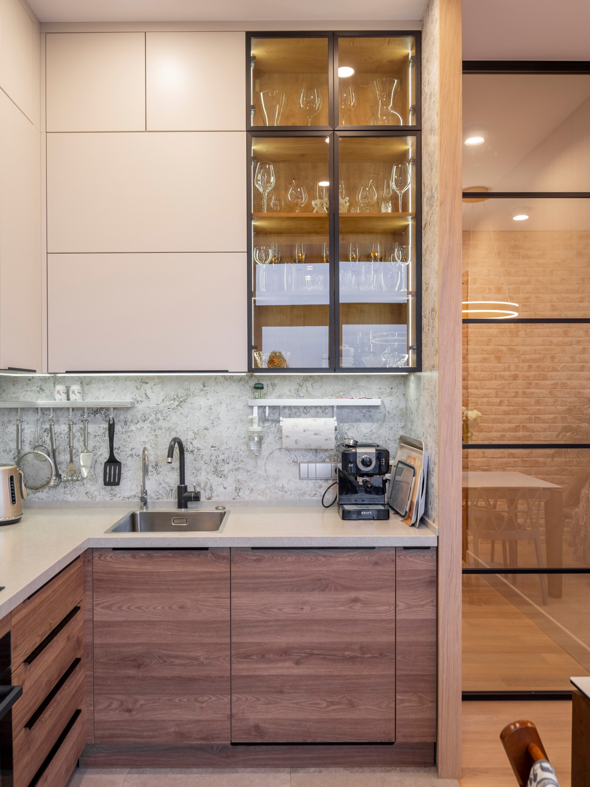 Кухня в минималистичном стиле и оформление ТВ-зоны