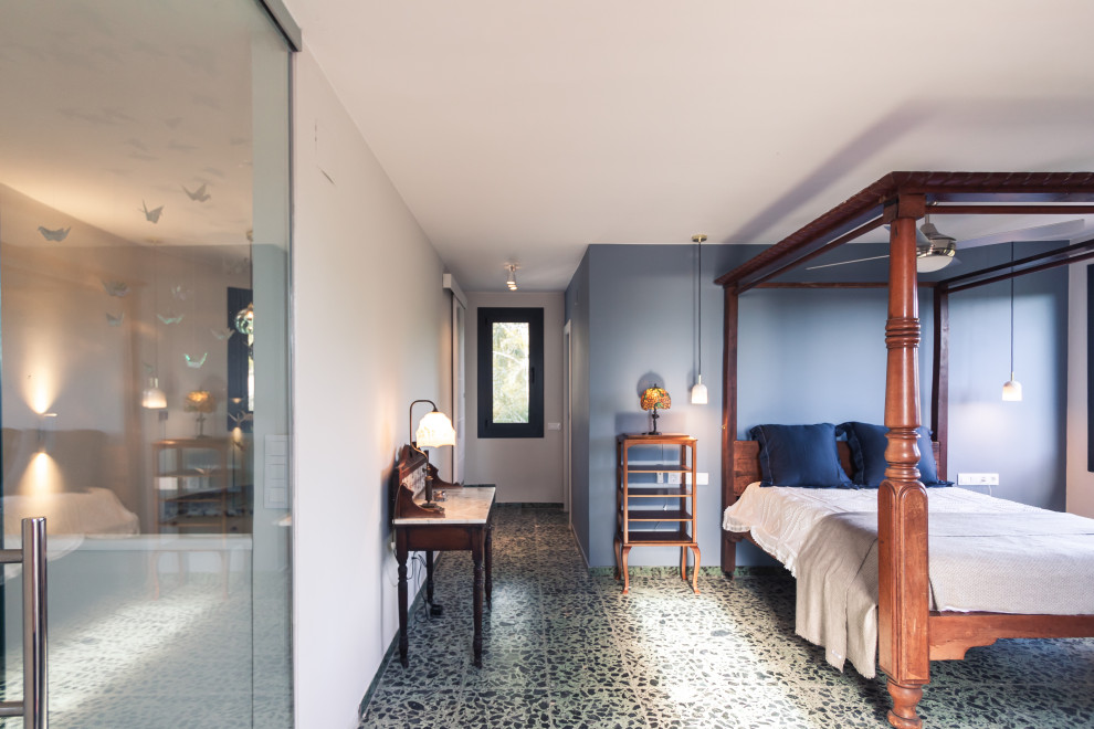 Immagine di un'ampia camera matrimoniale contemporanea con pareti blu e pavimento verde
