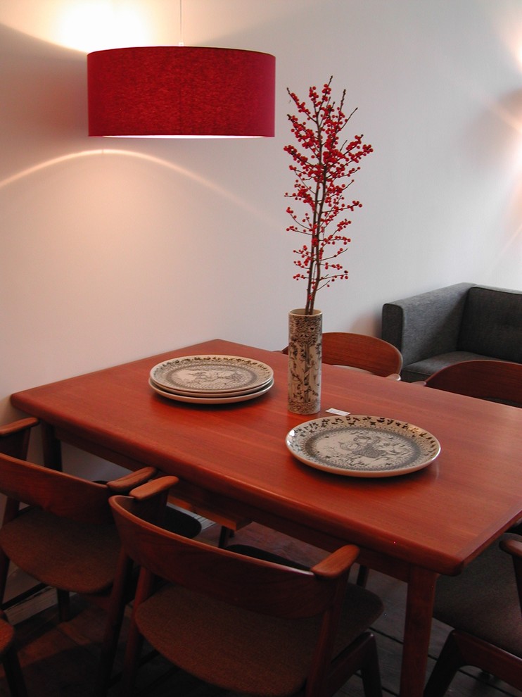 This is an example of a scandinavian dining room in Berlin.