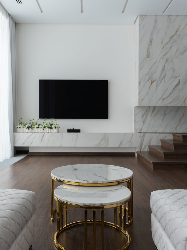 Идея дизайна: большая объединенная гостиная комната в современном стиле с белыми стенами, горизонтальным камином, фасадом камина из камня, телевизором на стене и зоной отдыха