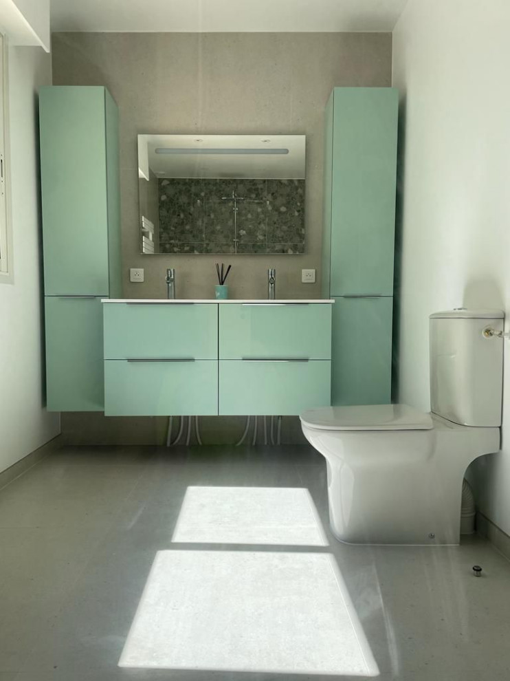 Cette photo montre une petite salle d'eau grise et blanche moderne avec un placard à porte plane, des portes de placards vertess, une douche à l'italienne, WC à poser, un carrelage gris, des carreaux de céramique, un mur blanc, un sol en carrelage de céramique, un plan vasque, un plan de toilette en bois, un sol gris, un plan de toilette vert, une fenêtre, meuble double vasque, meuble-lavabo suspendu et un mur en pierre.