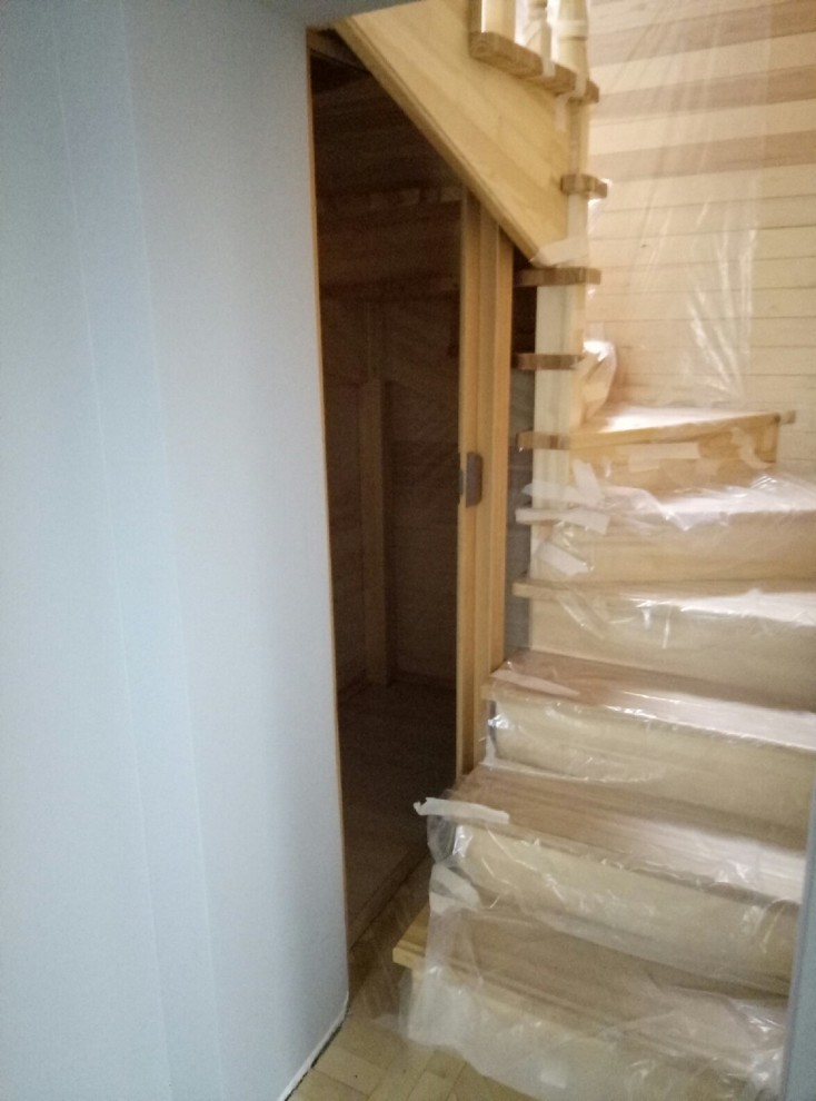 Шкаф под лестницей в частном доме своими руками
