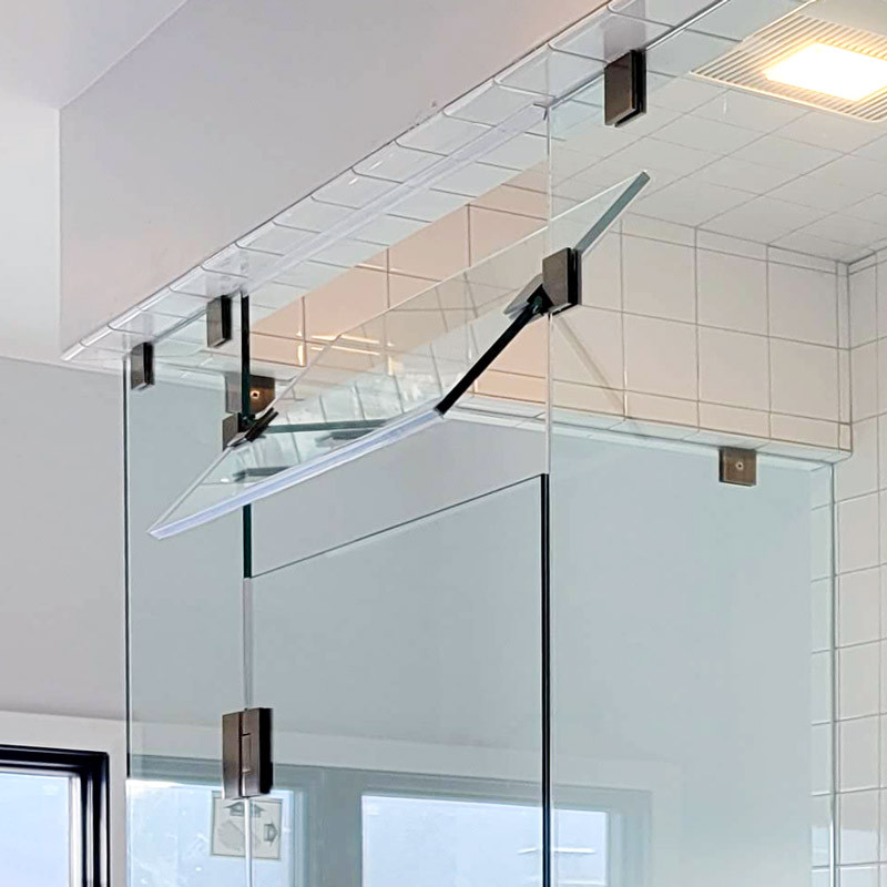 Diseño de cuarto de baño clásico con ducha con puerta con bisagras