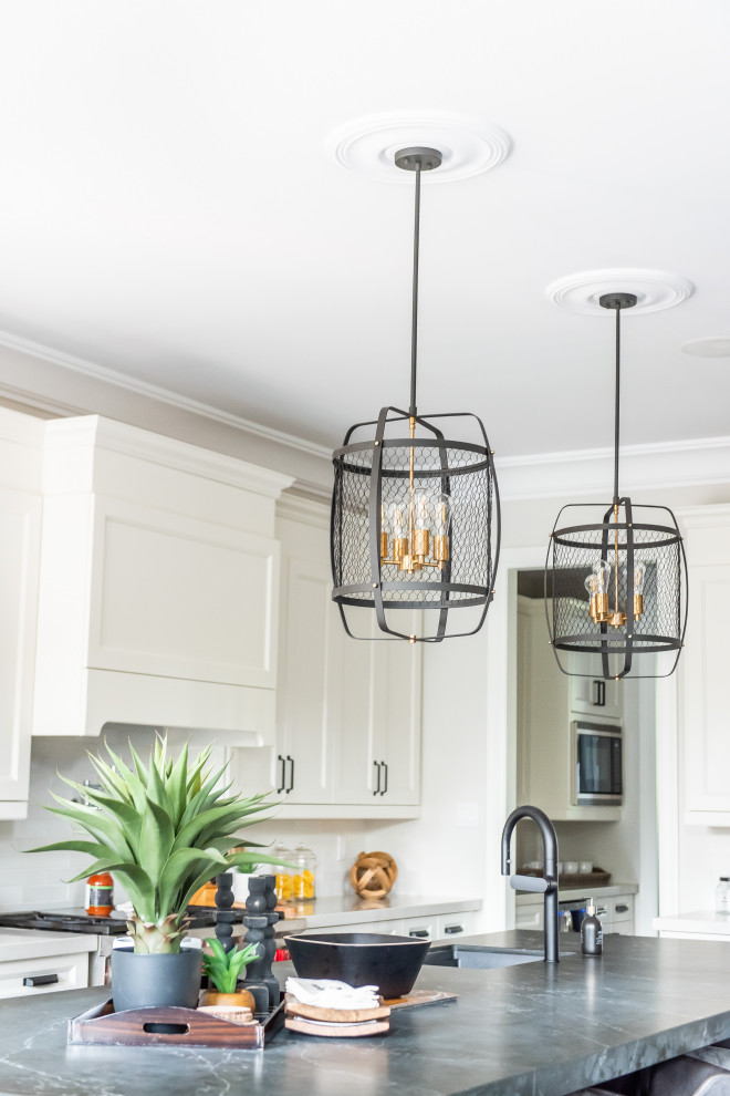Inspiration for a transitional home design remodel in Toronto