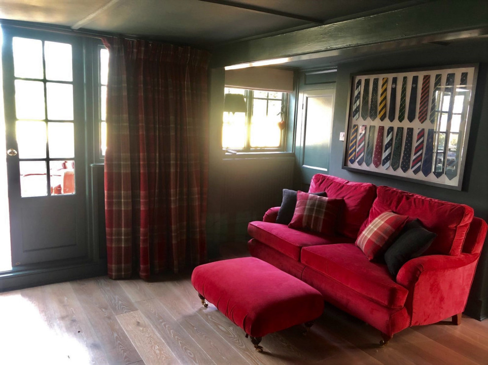 Mittelgroßes, Abgetrenntes Klassisches Heimkino mit grüner Wandfarbe und braunem Holzboden in Kent