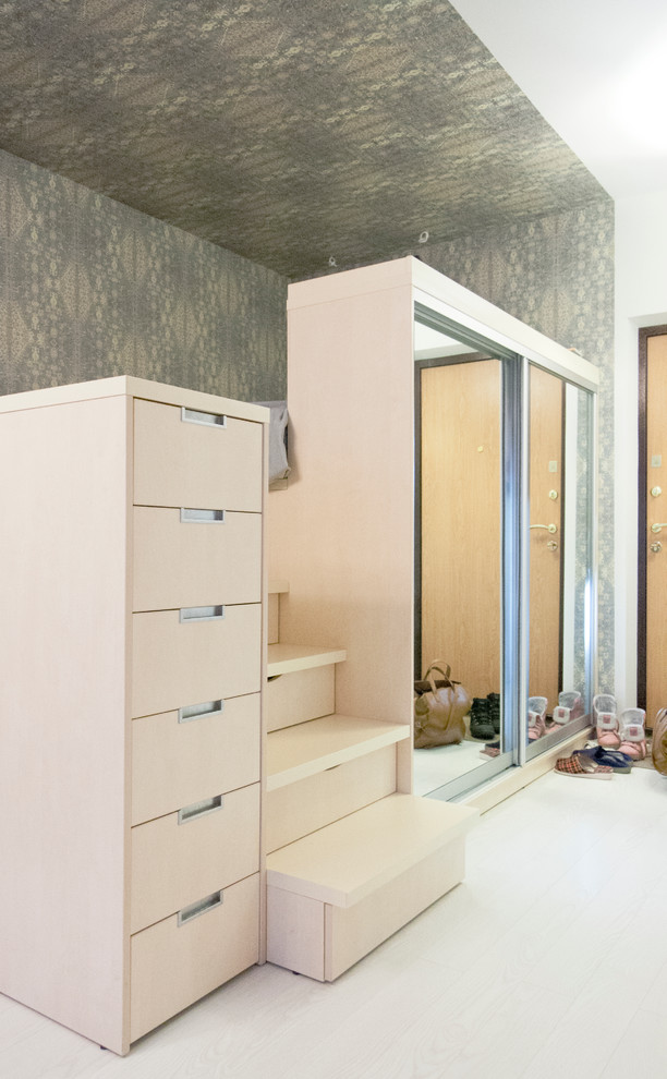 Зона сна, расположенная над прихожей с гардеробом