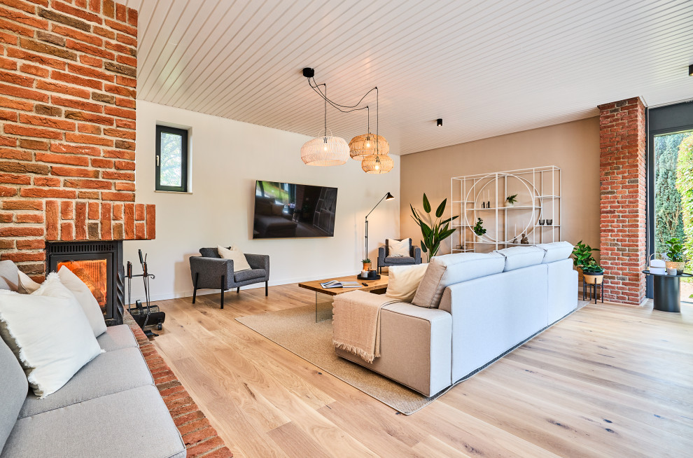 Skandinavisches Wohnzimmer mit beiger Wandfarbe, TV-Wand, braunem Boden, Holzdielendecke und Tapetenwänden in Sonstige
