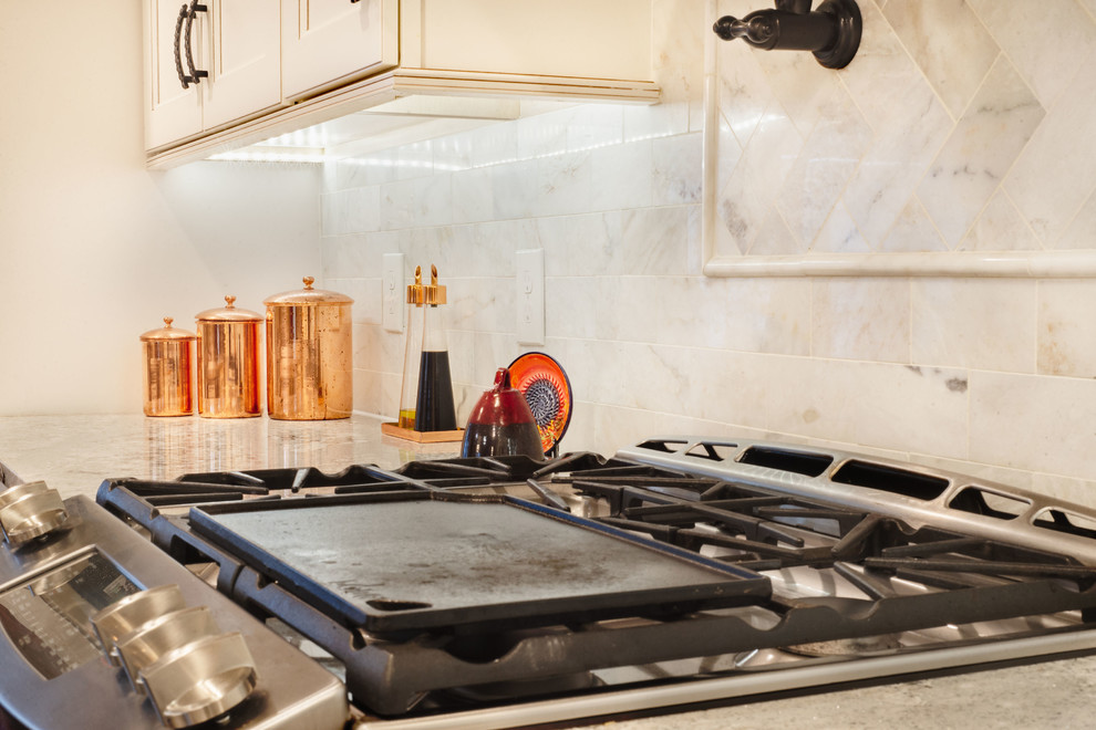 Home design - transitional home design idea in DC Metro