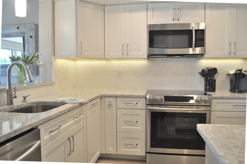 Inspiration for a mid-sized transitional u-shaped eat-in kitchen remodel with an undermount sink, shaker cabinets, white cabinets, quartz countertops, white backsplash, marble backsplash, stainless steel appliances and no island