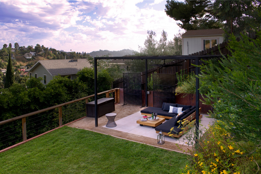 Пример оригинального дизайна: солнечный, весенний засухоустойчивый сад среднего размера на заднем дворе в стиле лофт с высокими грядками, хорошей освещенностью, покрытием из гранитной крошки и с деревянным забором