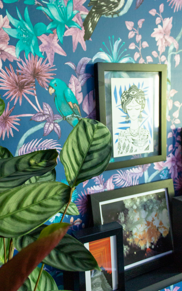 Idéer för mellanstora tropiska hobbyrum, med blå väggar, mellanmörkt trägolv och ett fristående skrivbord