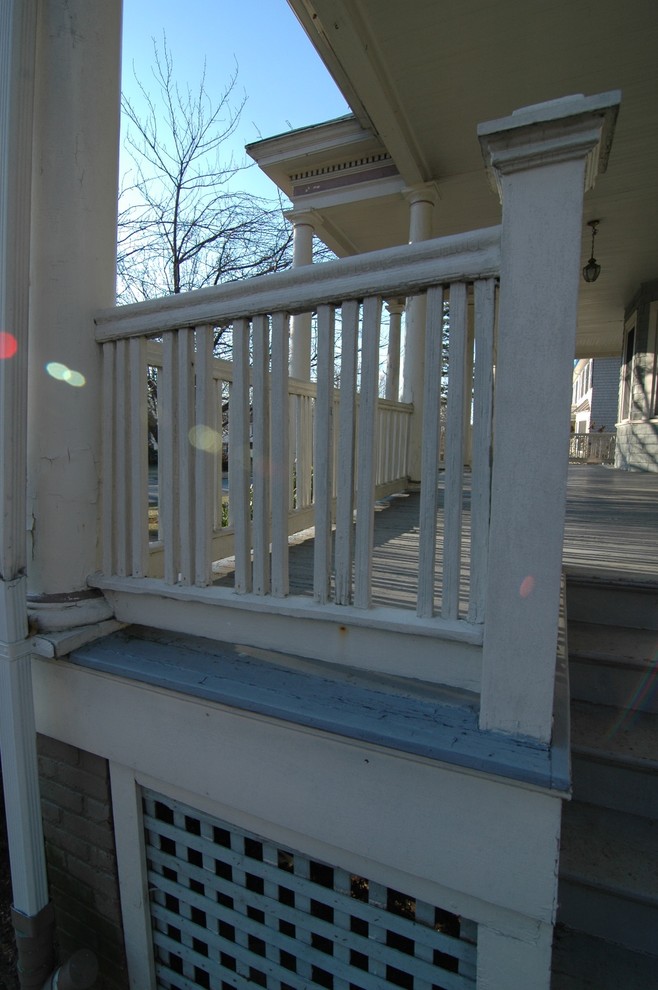 Screened Porch with Handrail and Balusters