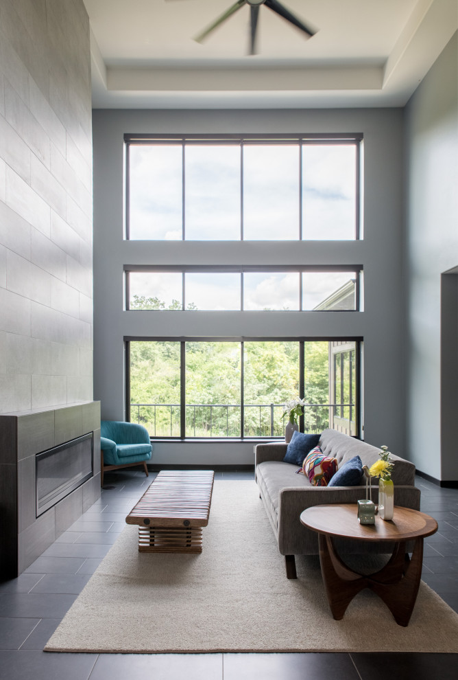 Exempel på ett mellanstort modernt separat vardagsrum, med grå väggar, en standard öppen spis, skiffergolv, en spiselkrans i sten och grått golv