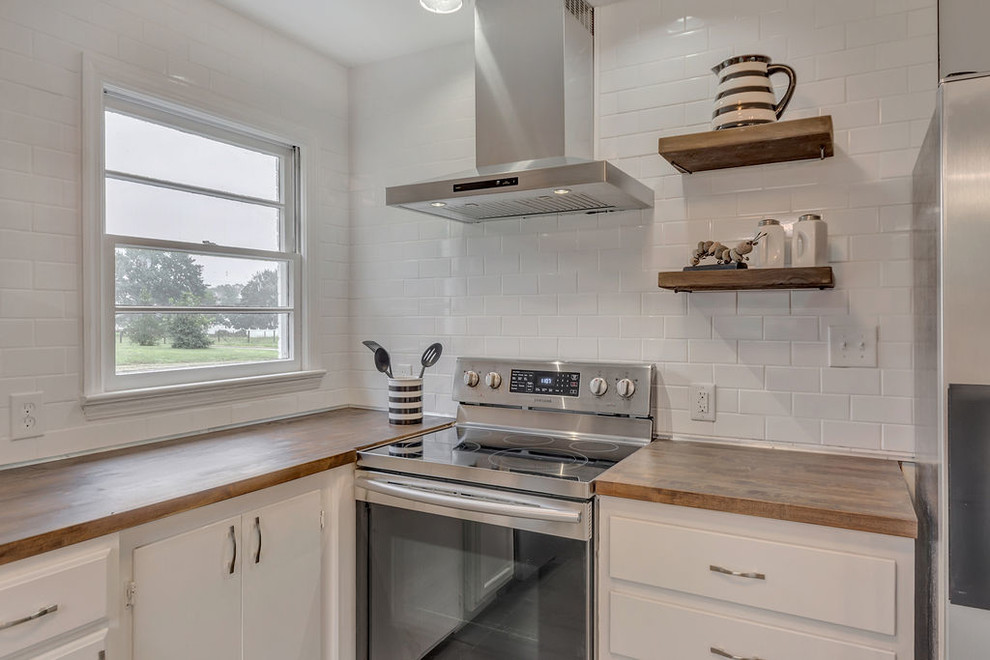 Kitchen - kitchen idea with a double-bowl sink and a peninsula