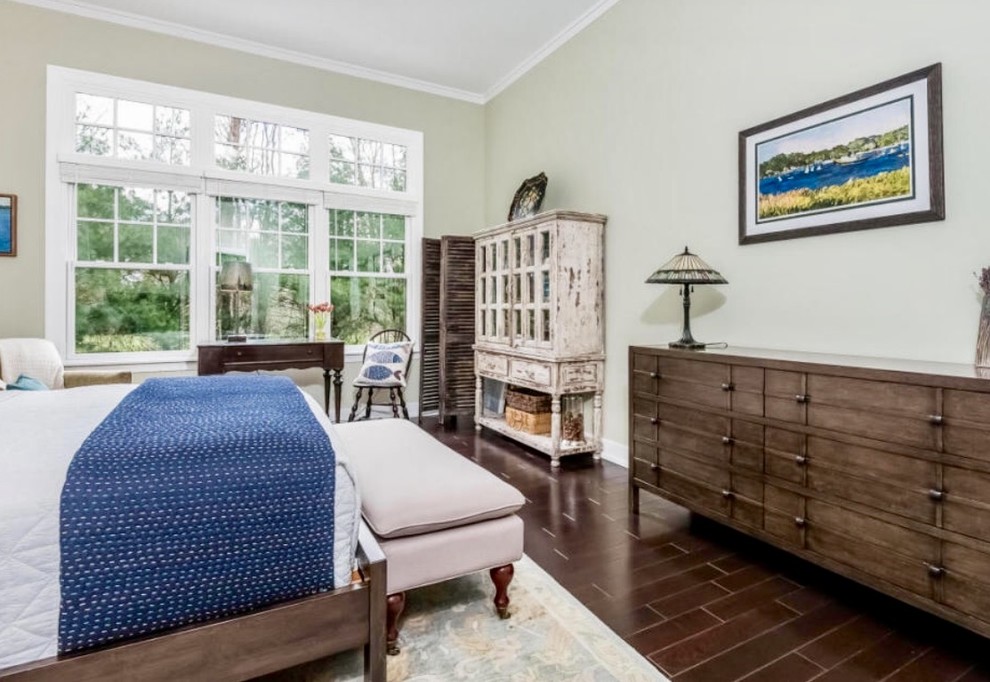 Example of a transitional home design design in Chicago