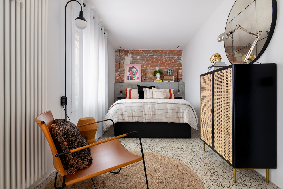 Diseño de dormitorio tipo loft y gris y negro urbano de tamaño medio con paredes blancas, suelo de baldosas de cerámica, suelo gris y ladrillo