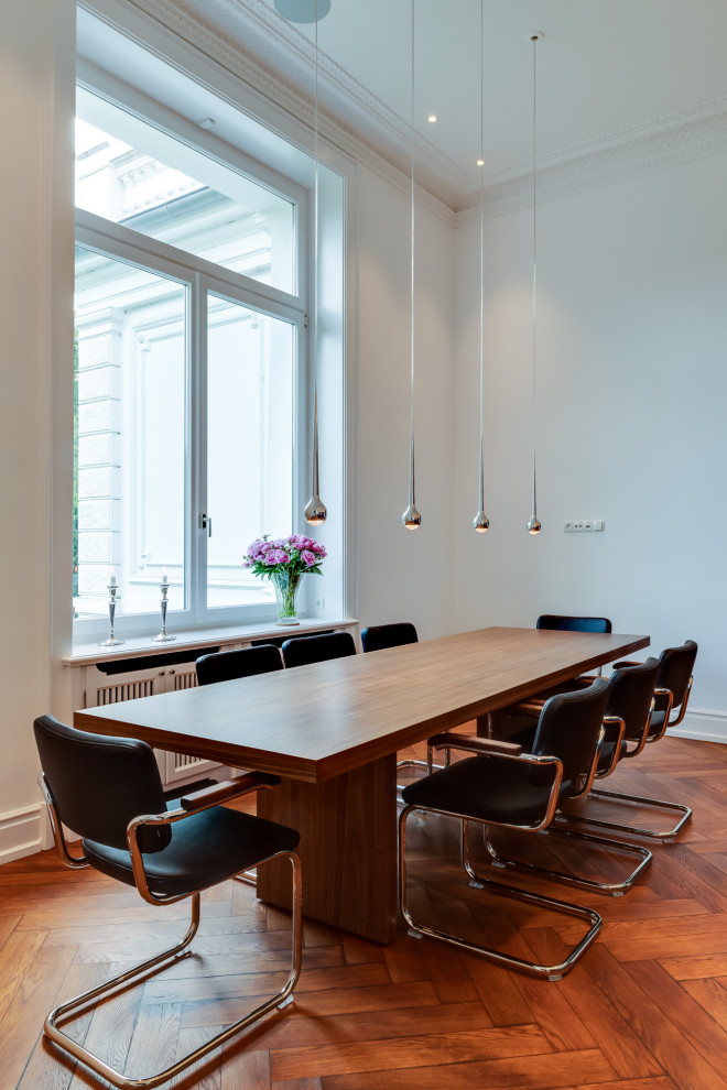 Ispirazione per un'ampia sala da pranzo aperta verso il soggiorno moderna con pavimento in legno verniciato, pavimento marrone e soffitto a volta