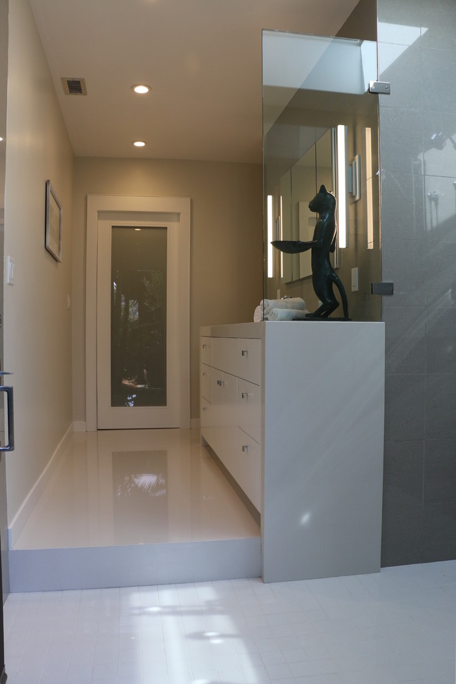 Inspiration for a mid-sized modern master bathroom in Los Angeles with flat-panel cabinets, white cabinets, a corner shower, beige walls, an undermount sink, solid surface benchtops, white floor and an open shower.