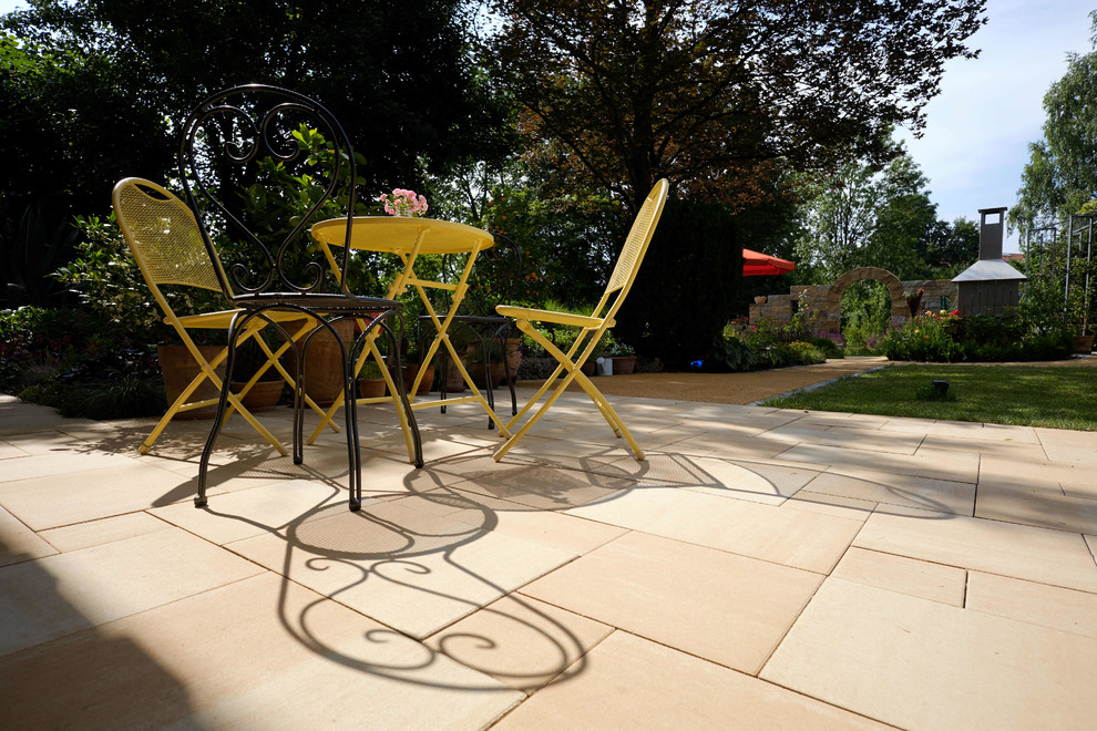 Geräumiger, Halbschattiger Moderner Gartenweg im Sommer, hinter dem Haus mit Natursteinplatten in Stuttgart