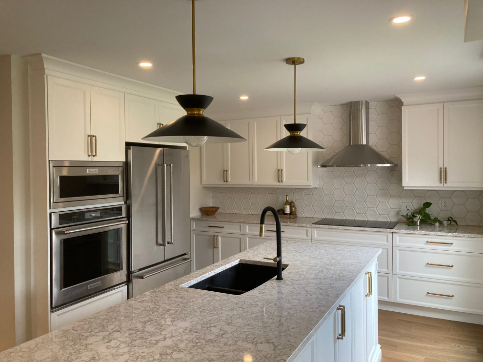 Transitional kitchen photo in Toronto