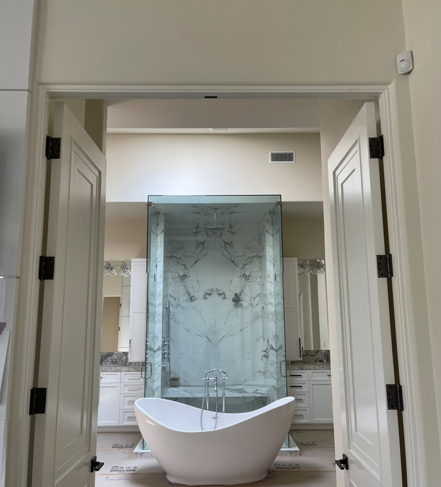На фото: главная ванная комната в стиле модернизм с стеклянными фасадами, душем без бортиков, душем с распашными дверями и сиденьем для душа
