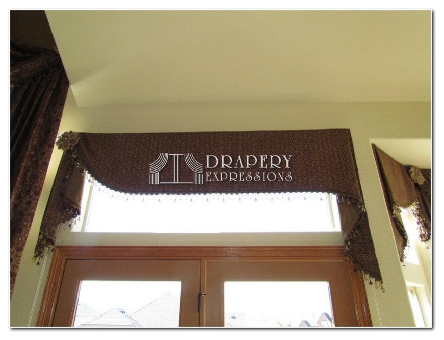 Example of a transitional home design design in Denver