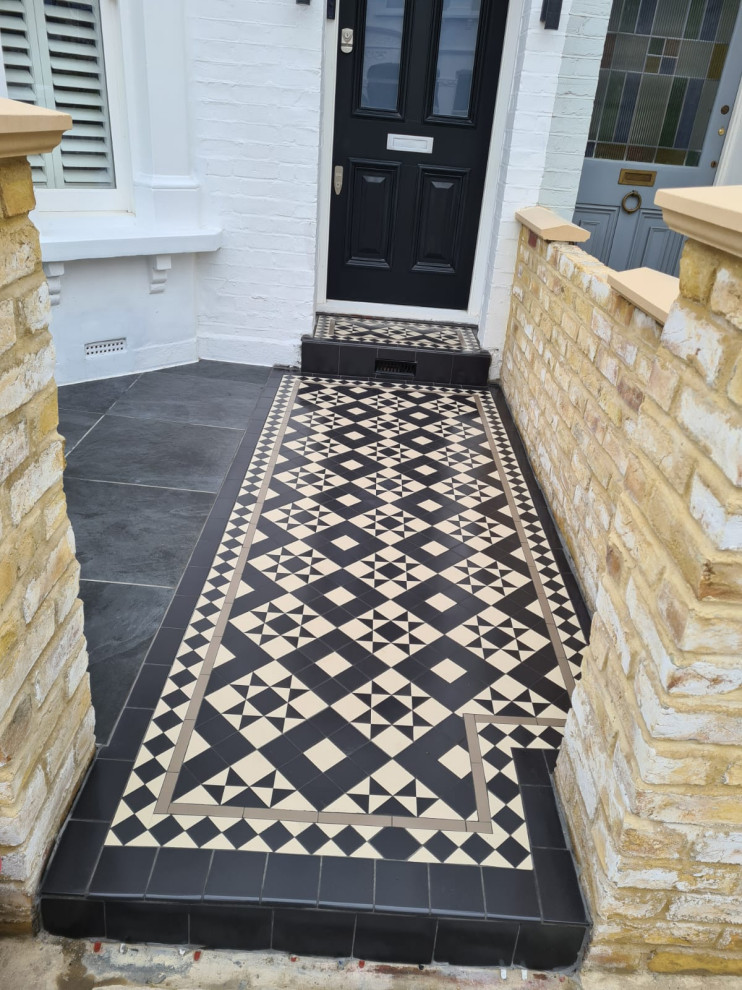 Traditional Victorian Pathway | Black & White