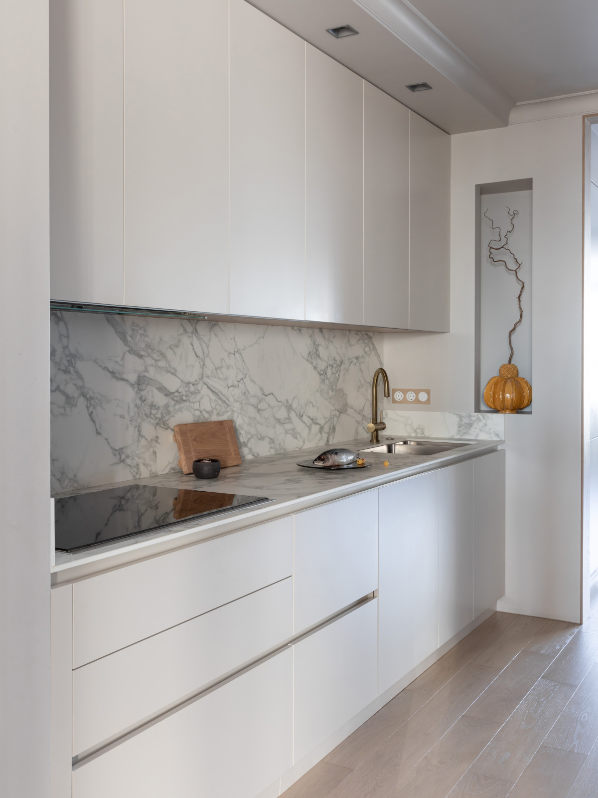 Белая кухня нестандартного размещения