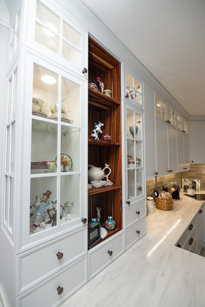 Светлая кухня с деревянными элементами