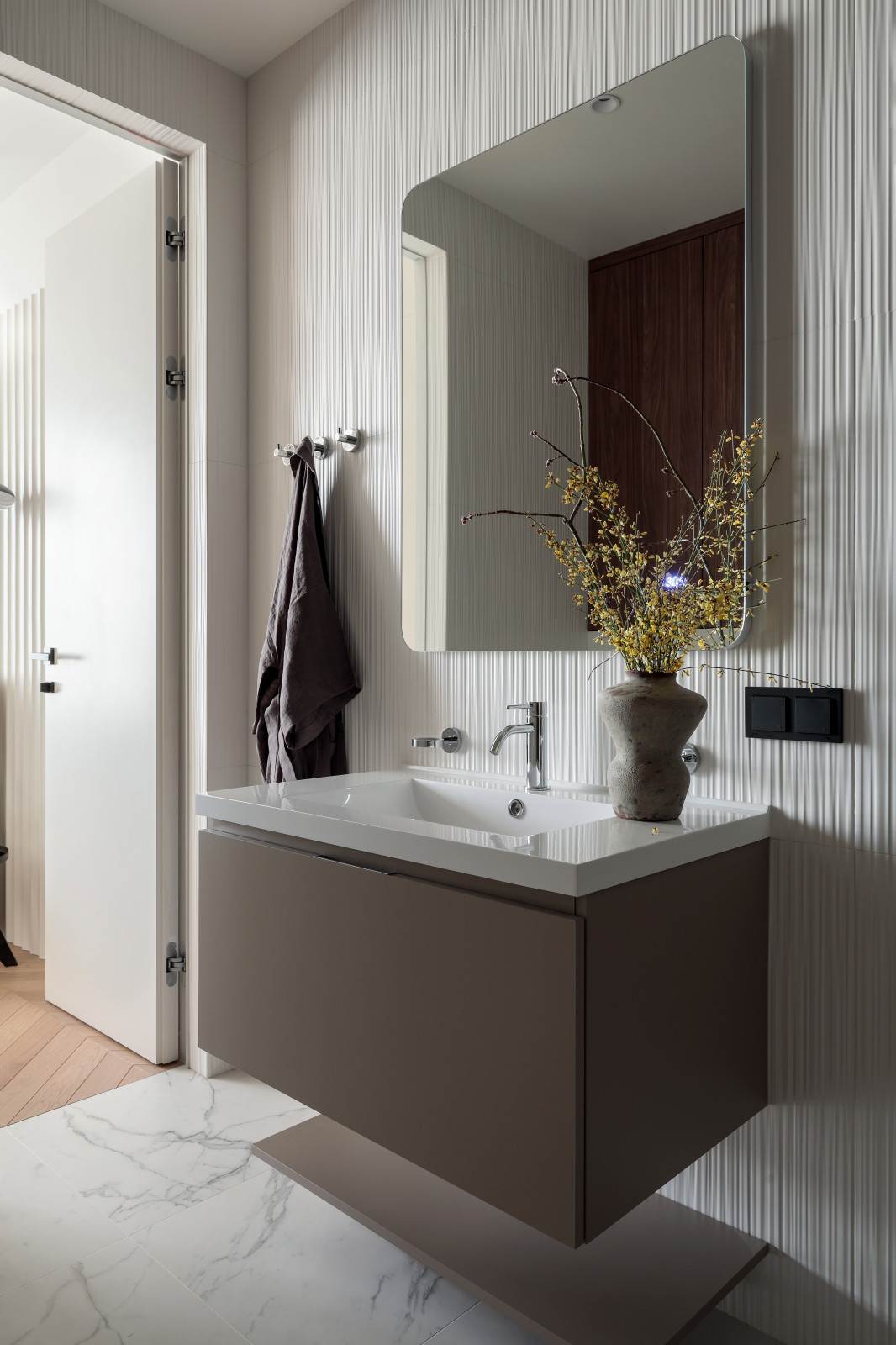 Stylish apartment with one bedroom and home office