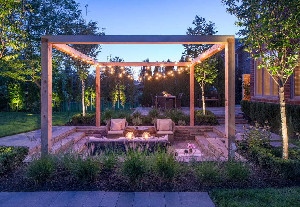Design ideas for a traditional backyard patio in Toronto.