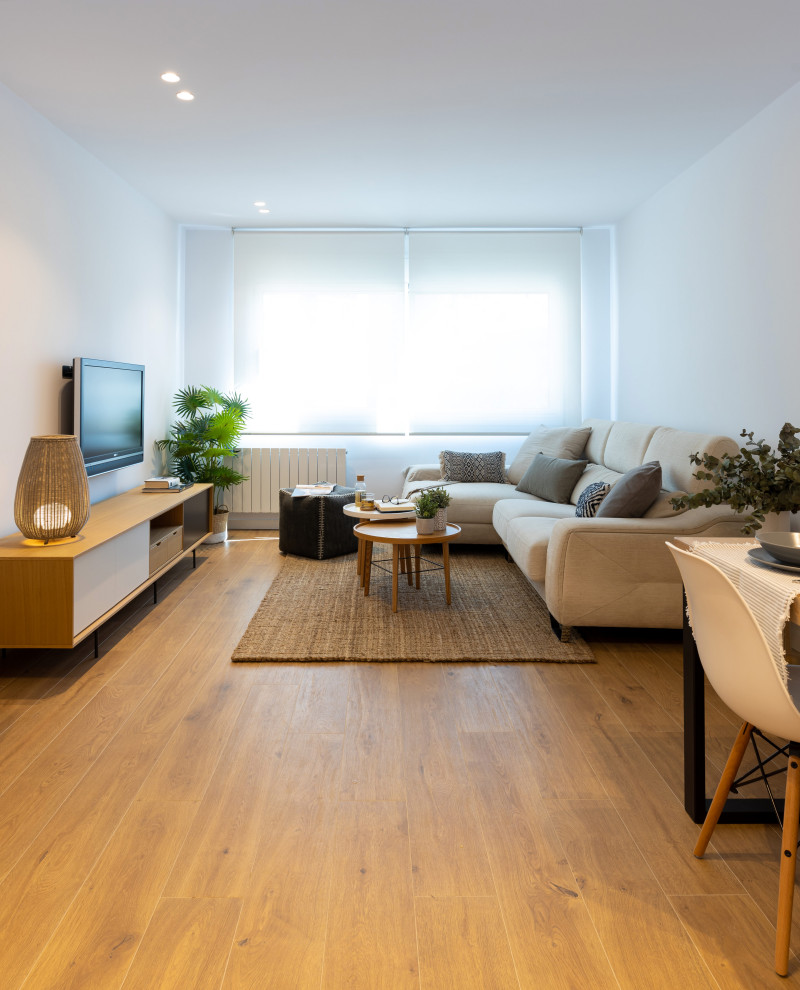 Foto di un soggiorno scandinavo di medie dimensioni e aperto con pareti bianche, pavimento con piastrelle in ceramica, TV a parete e pavimento marrone