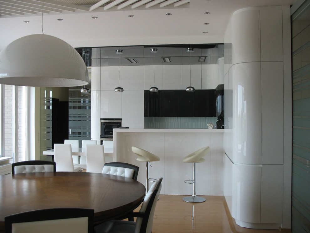 Кухня белая эмаль + шпон