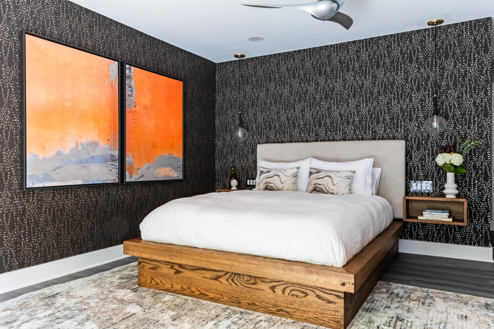 Foto de dormitorio principal contemporáneo de tamaño medio con suelo laminado, suelo gris, papel pintado y paredes negras