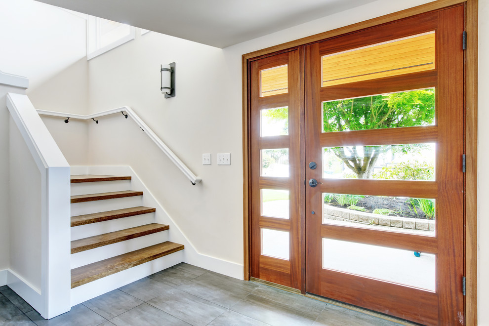 Example of a minimalist entryway design in Seattle