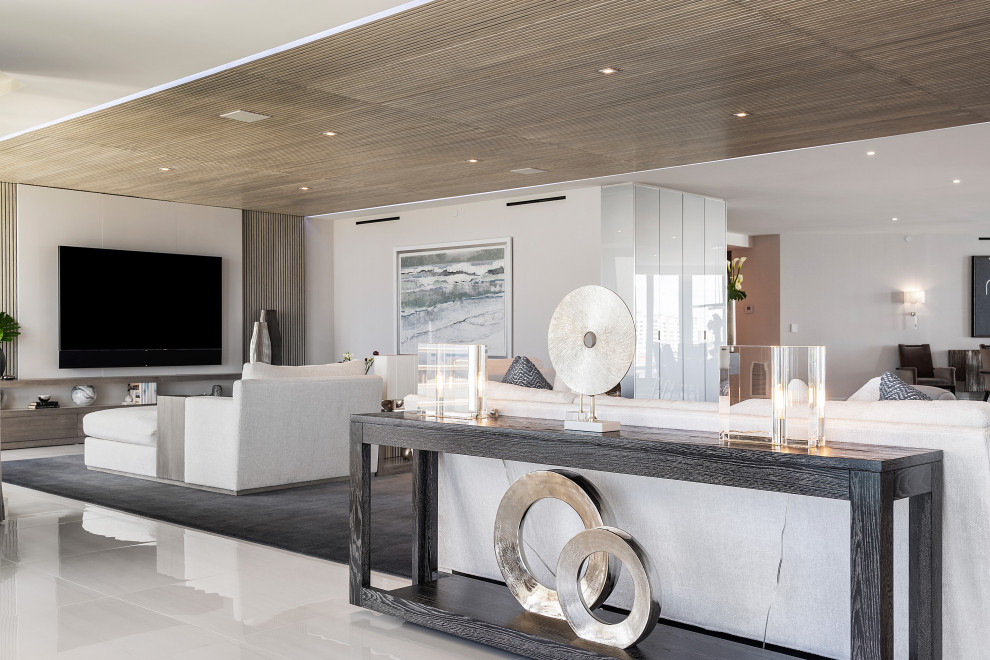 Esempio di un soggiorno minimal di medie dimensioni e aperto con pareti bianche, pavimento in marmo, TV a parete, pavimento bianco, soffitto in legno e pareti in legno
