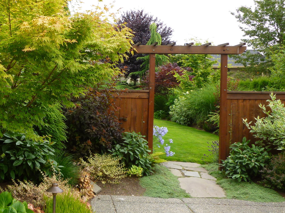 Inspiration for a contemporary backyard garden in Seattle.