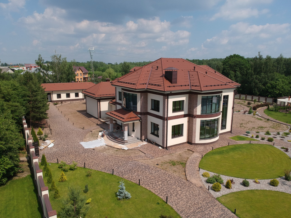 Жилой дом с бассейном, беседкой, гаражом и хозблоком под черепицей Braas