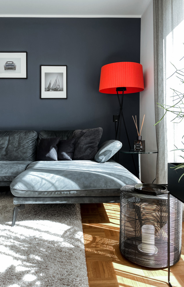 Foto di un soggiorno contemporaneo di medie dimensioni e aperto con pareti blu e parquet chiaro