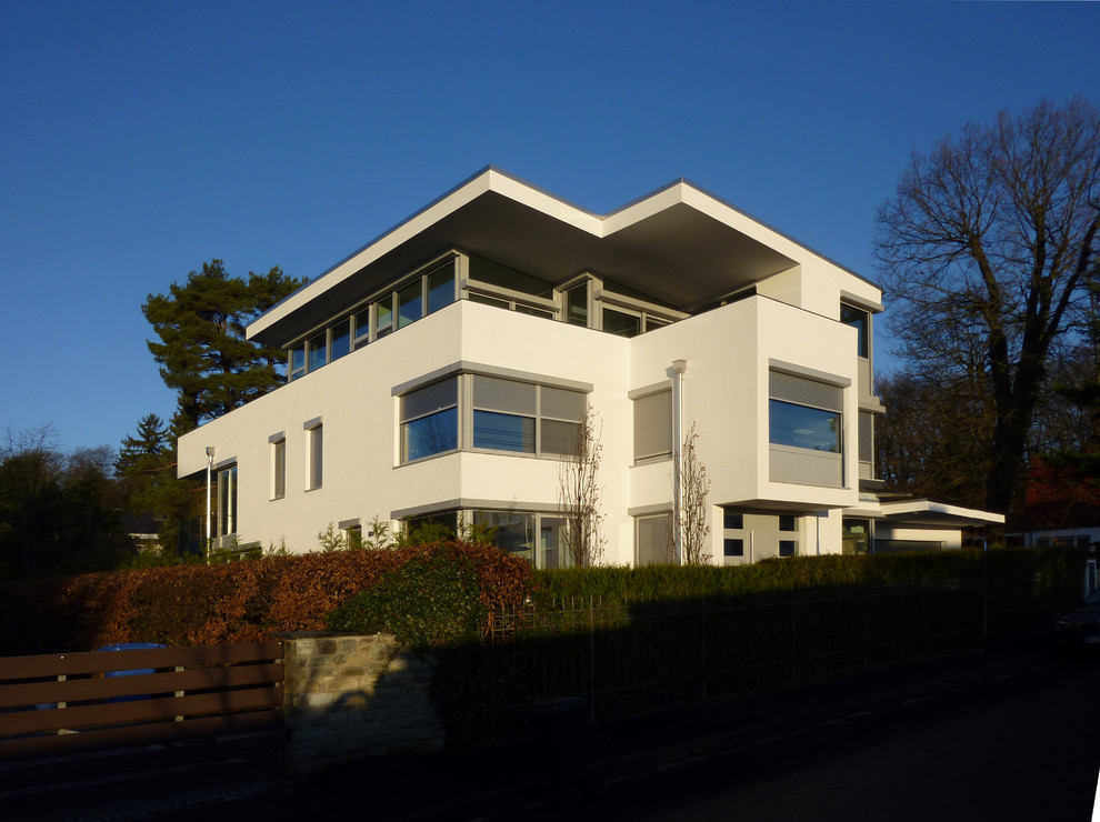 This is an example of an expansive contemporary house exterior in Frankfurt.