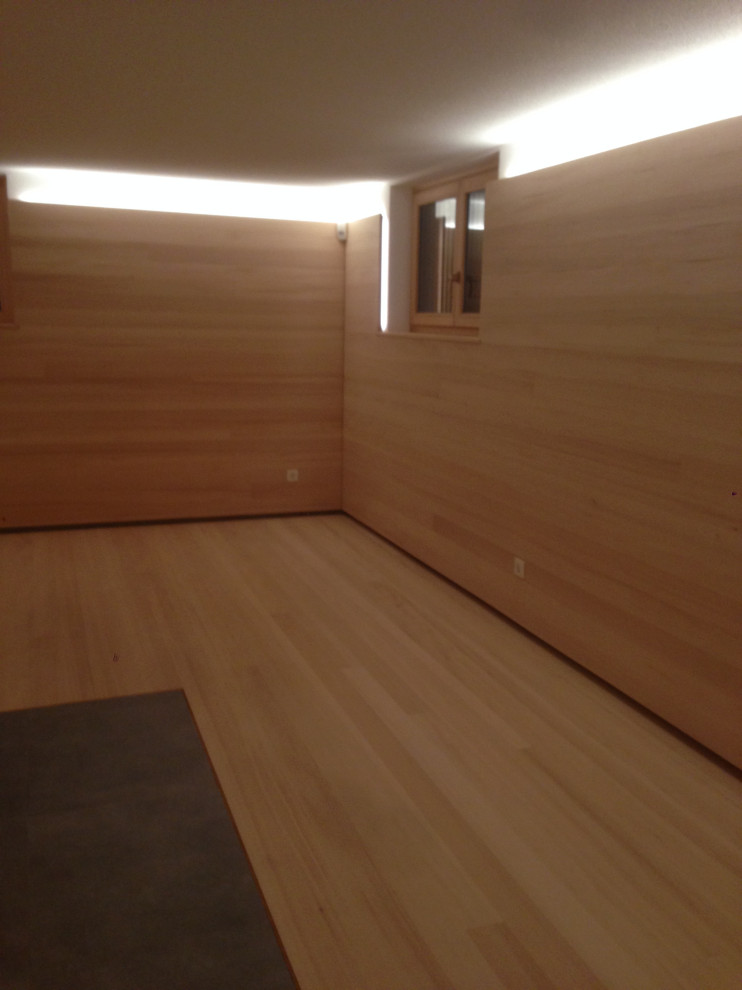 На фото: ванная комната в стиле модернизм с плиткой из известняка, деревянными стенами, светлым паркетным полом и бежевым полом с
