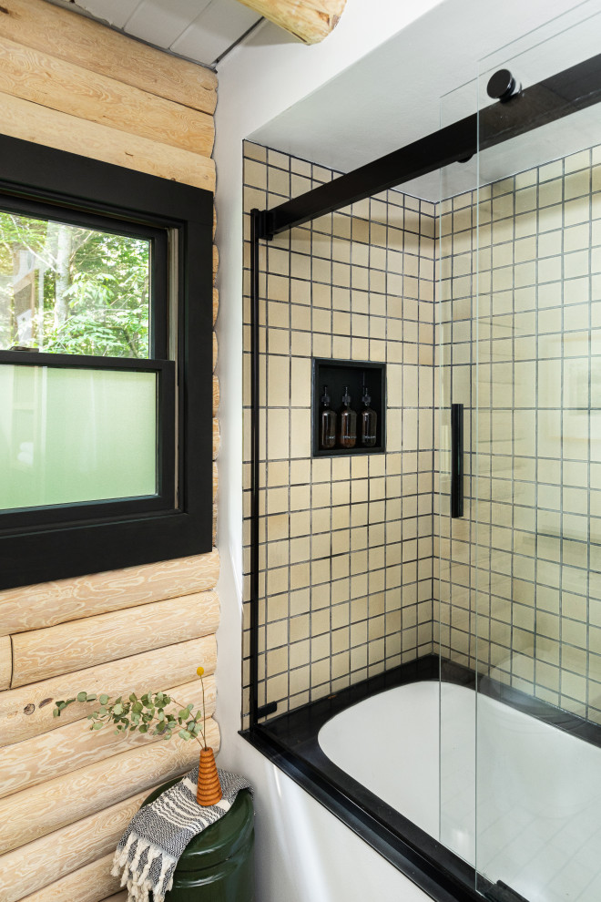 Свежая идея для дизайна: ванная комната среднего размера в стиле ретро с накладной ванной, терракотовой плиткой, полом из фанеры, душевой кабиной, столешницей из дерева, нишей, подвесной тумбой, балками на потолке и деревянными стенами - отличное фото интерьера