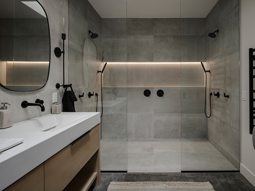 Idéer för lantliga vitt en-suite badrum, med släta luckor, skåp i ljust trä, en kantlös dusch, grå kakel, porslinskakel, betonggolv, ett integrerad handfat, bänkskiva i kvarts, grått golv och med dusch som är öppen