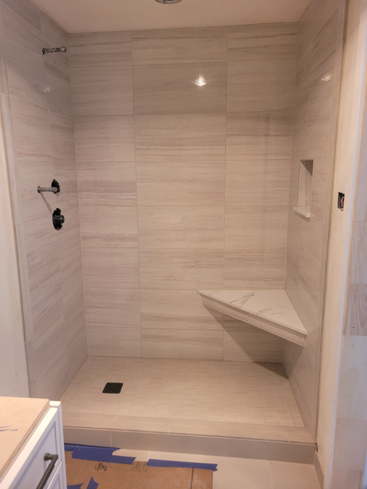 shower surround w/ bench & niche.