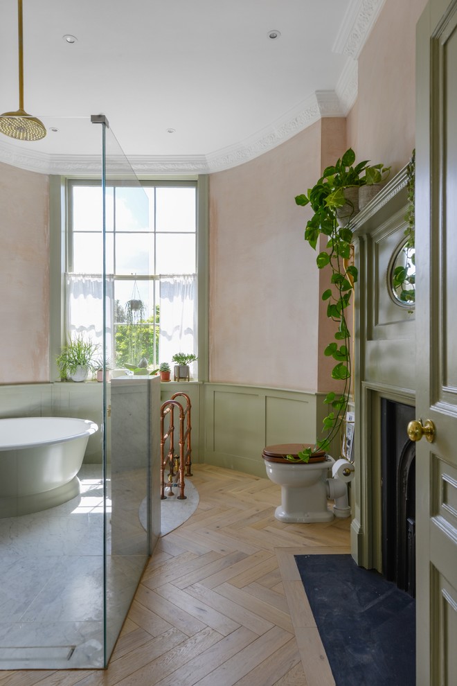 This is an example of an eclectic bathroom in London.