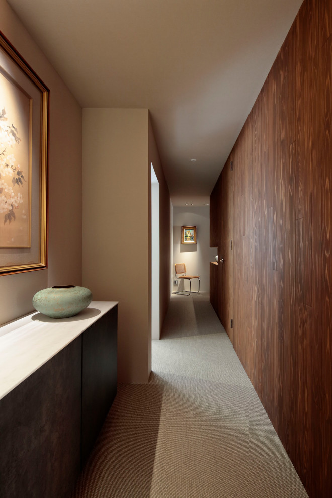Источник вдохновения для домашнего уюта: коридор среднего размера в стиле модернизм с серыми стенами, полом из ламината, серым полом, потолком с обоями и панелями на стенах