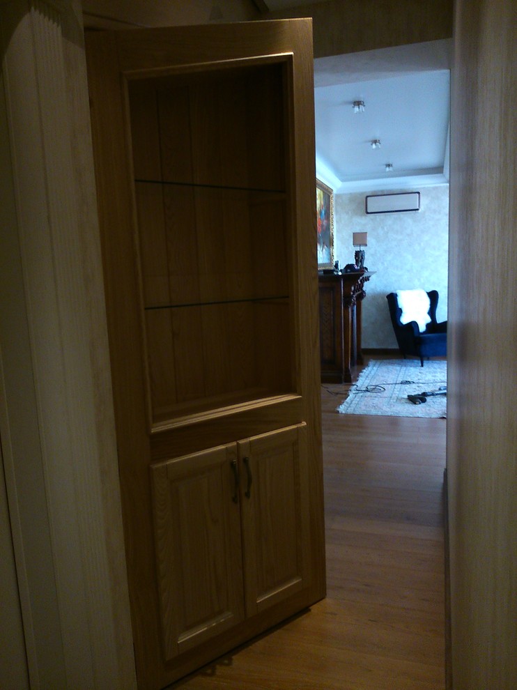 Потайной шкаф под лестницей