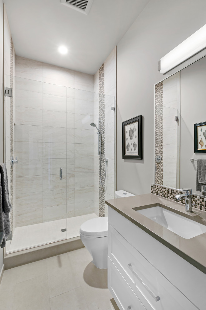 Immagine di una stanza da bagno con doccia design di medie dimensioni con ante bianche, vasca freestanding, top in quarzite, top nero, un lavabo e mobile bagno incassato